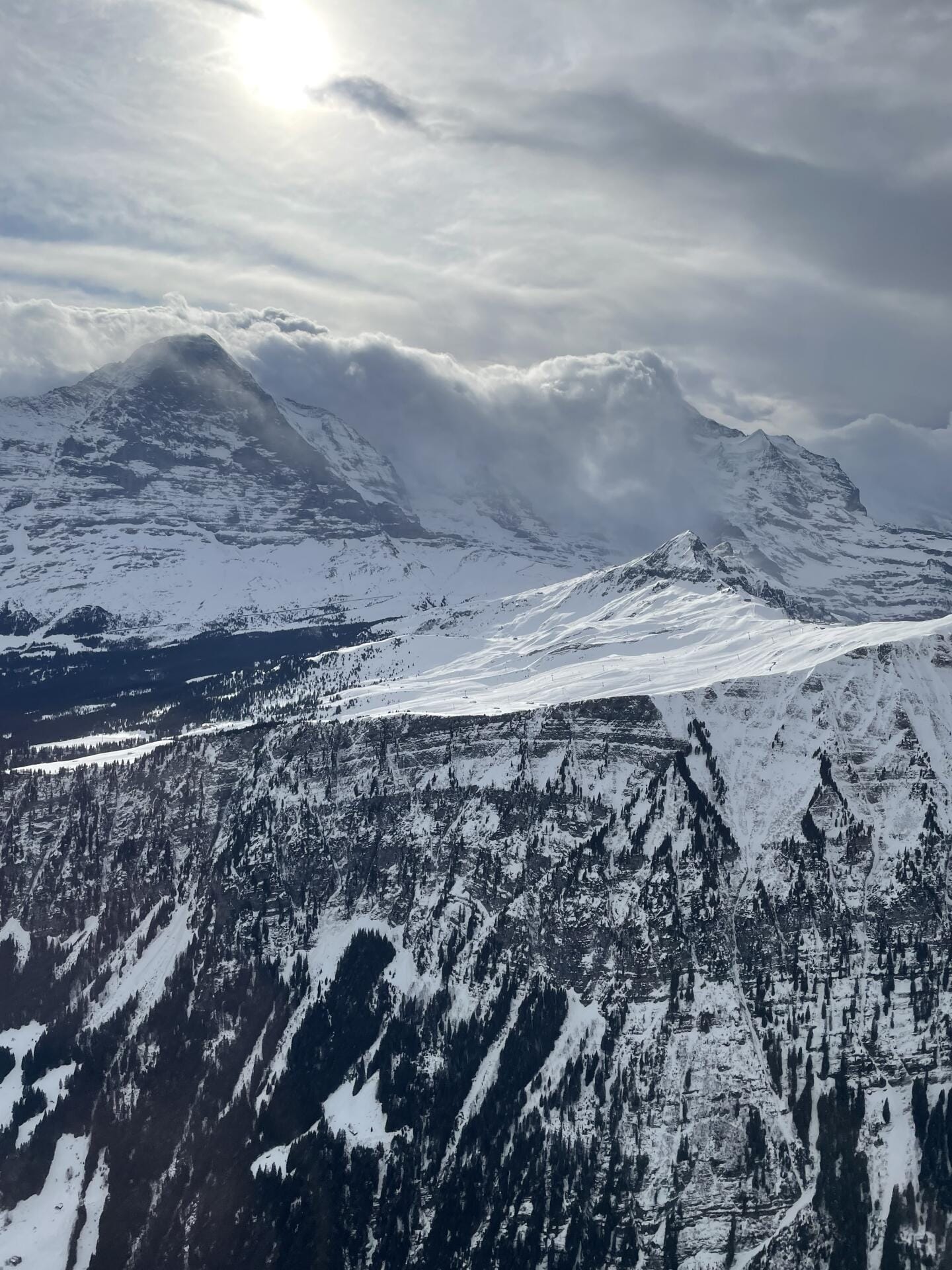 Auch Wolken können eine wunderschöne Stimmung hervorrufen - Eiger neben den Wolkenüberströmten Mönch und Jungfrau, verursacht durch eine Südföhn-Lage.