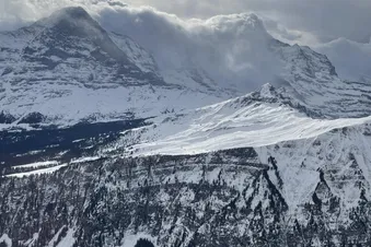 Auch Wolken können eine wunderschöne Stimmung hervorrufen - Eiger neben den Wolkenüberströmten Mönch und Jungfrau, verursacht durch eine Südföhn-Lage.