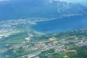 Décollage directement au dessus du lac depuis Chambéry