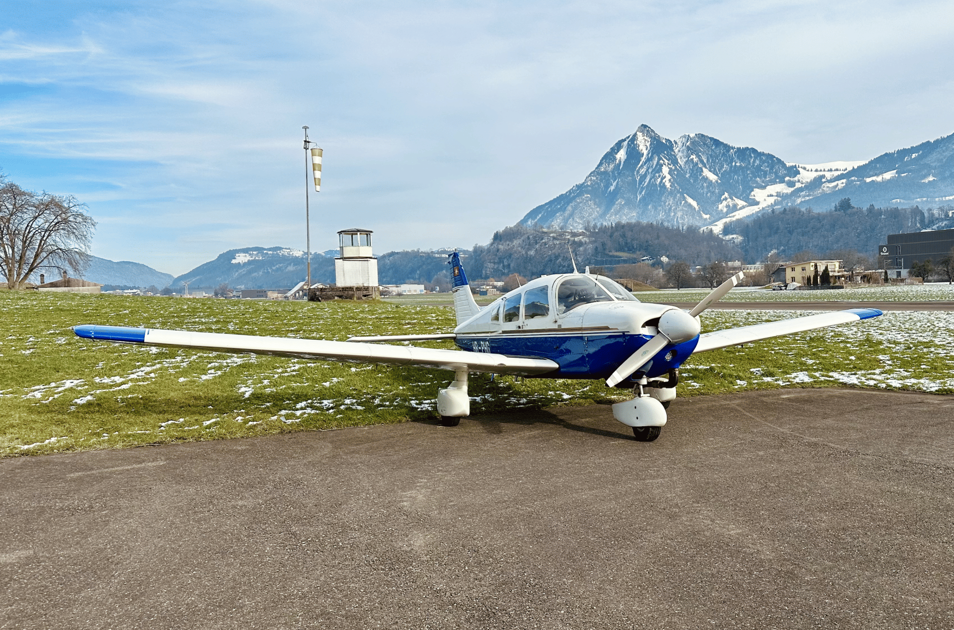 Am Fusse der Alpen, die schöne Piper Archer