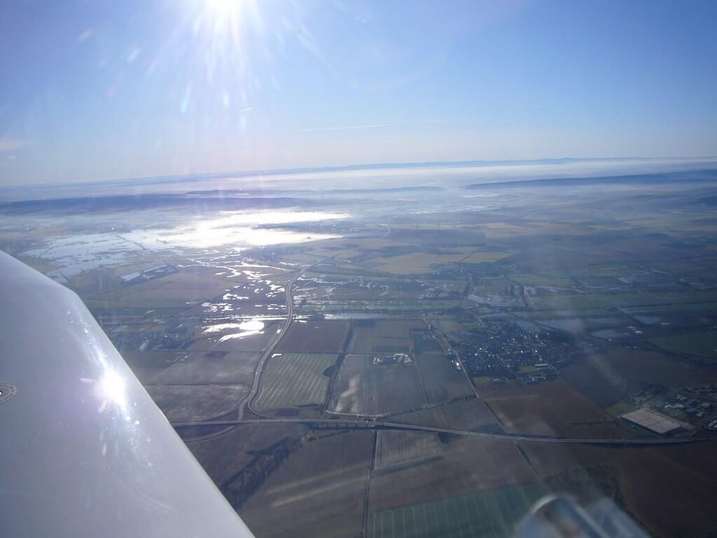 Blick über die Goldene Aue zu Schmücke und Thüringer Wald