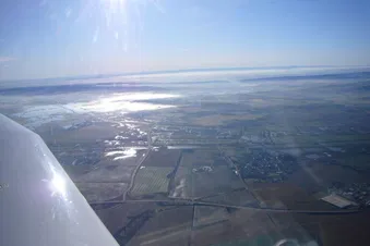 Blick über die Goldene Aue zu Schmücke und Thüringer Wald