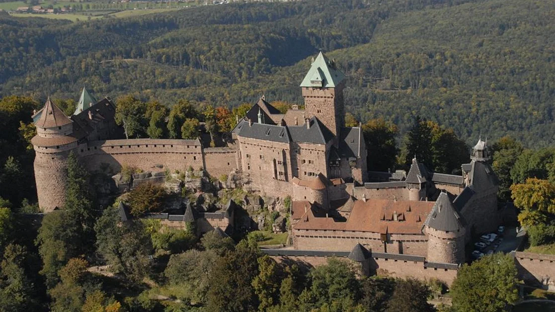 Survolez le célèbre château du Haut-Koenigsbourg en Alsace