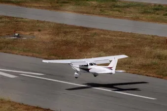 Début de Touch & Go d'un Cessna 172 sur piste en dur comme à Pontoise