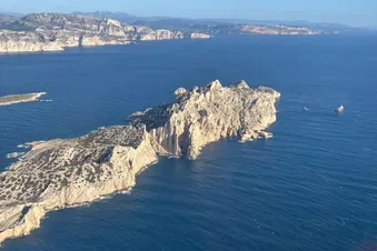 Balade aérienne dans la baie de Marseille et les calanques