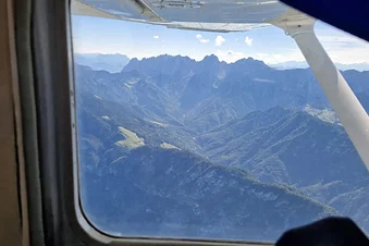 Genieße die Alpen aus der Luft