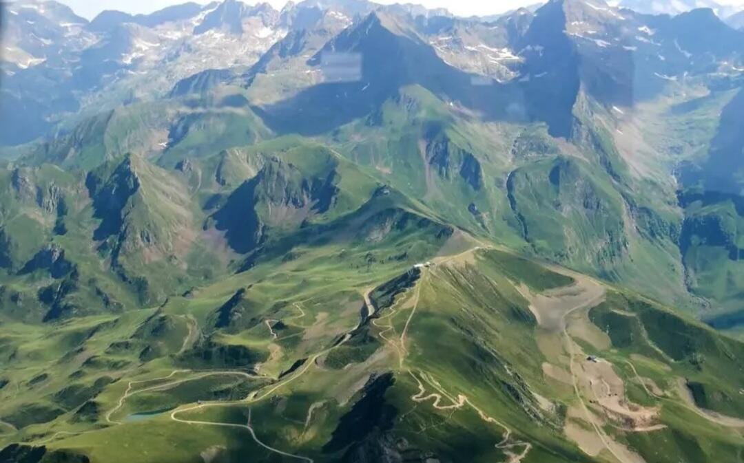 Survol des Pyrénées et découverte du Pic du midi