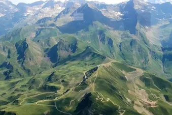 Survol des Pyrénées et découverte du Pic du midi