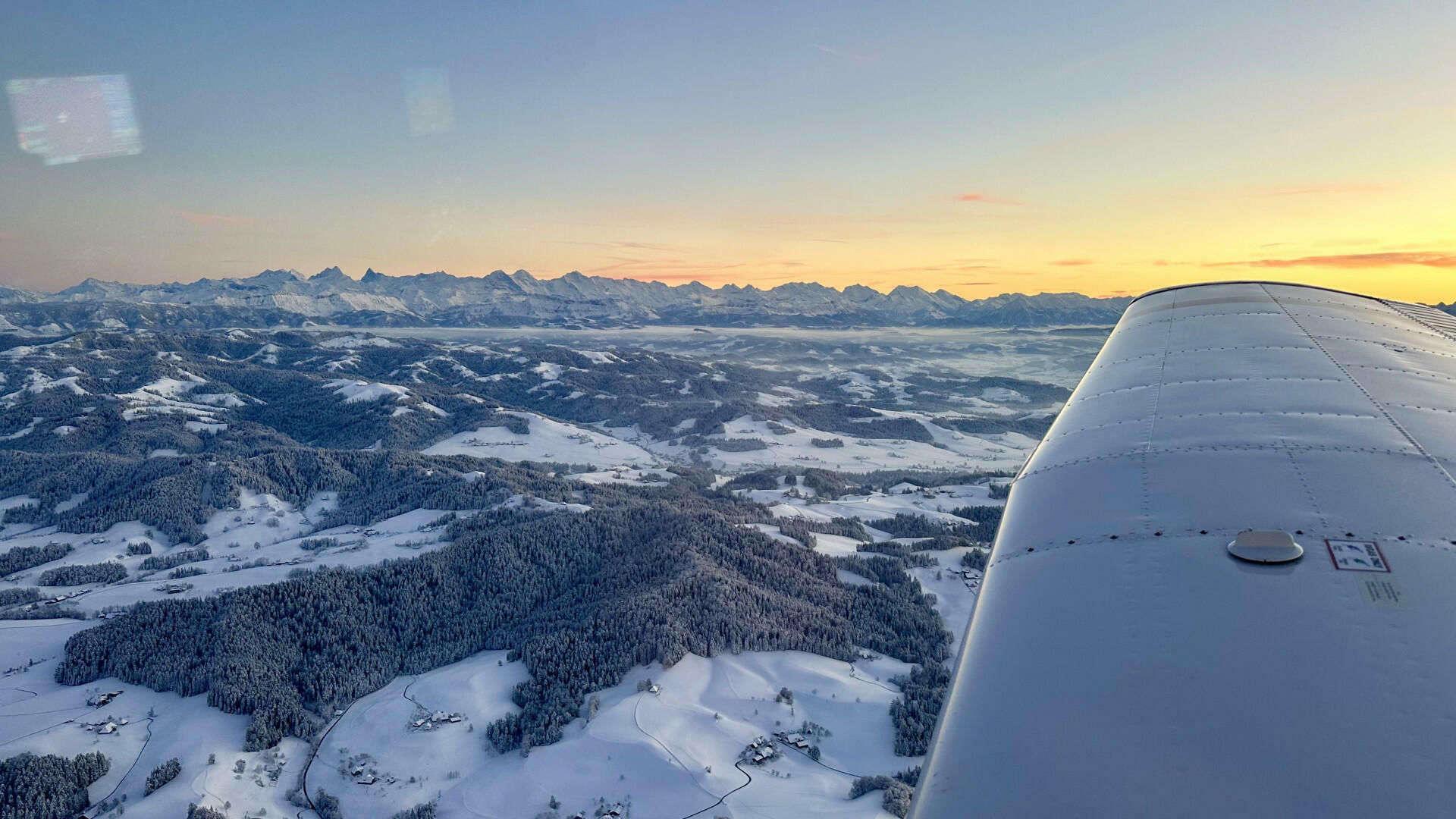 Blick in die abendlich, verschneite Schweiz
