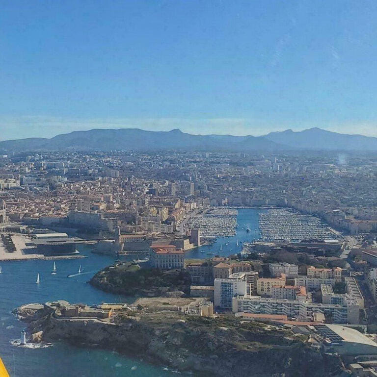 Vol panoramique depuis Aix-en-Provence : Sainte-Victoire, calanques, Cassis et Marseille vus du ciel