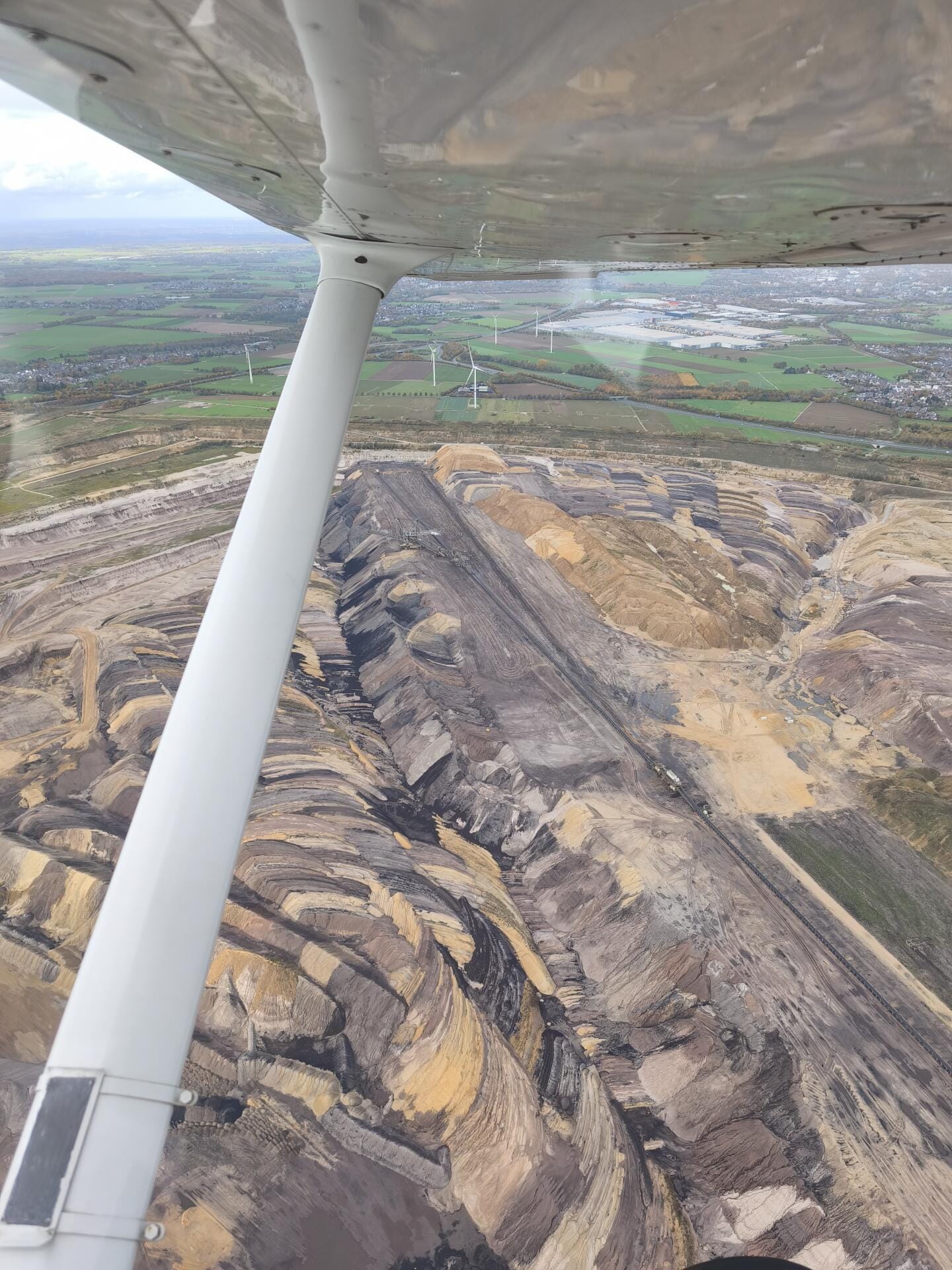 Düsseldorf und den Tagebau Garzweiler aus der Luft