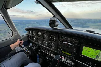 Cockpit einer Piper (PA-28)