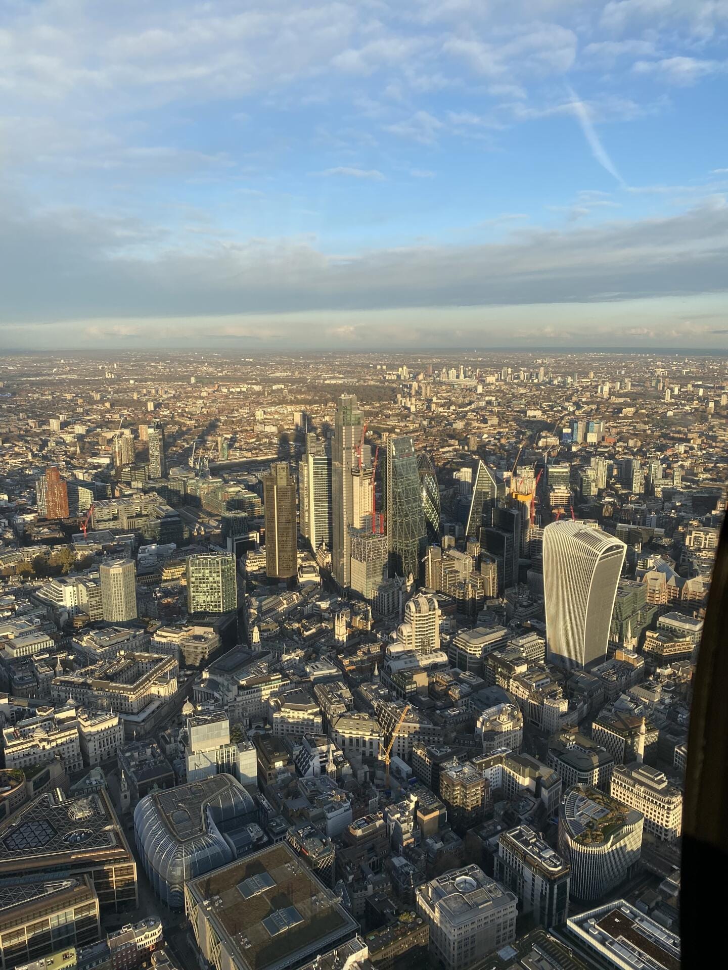 Discover London from above, fly along the Heli Routes