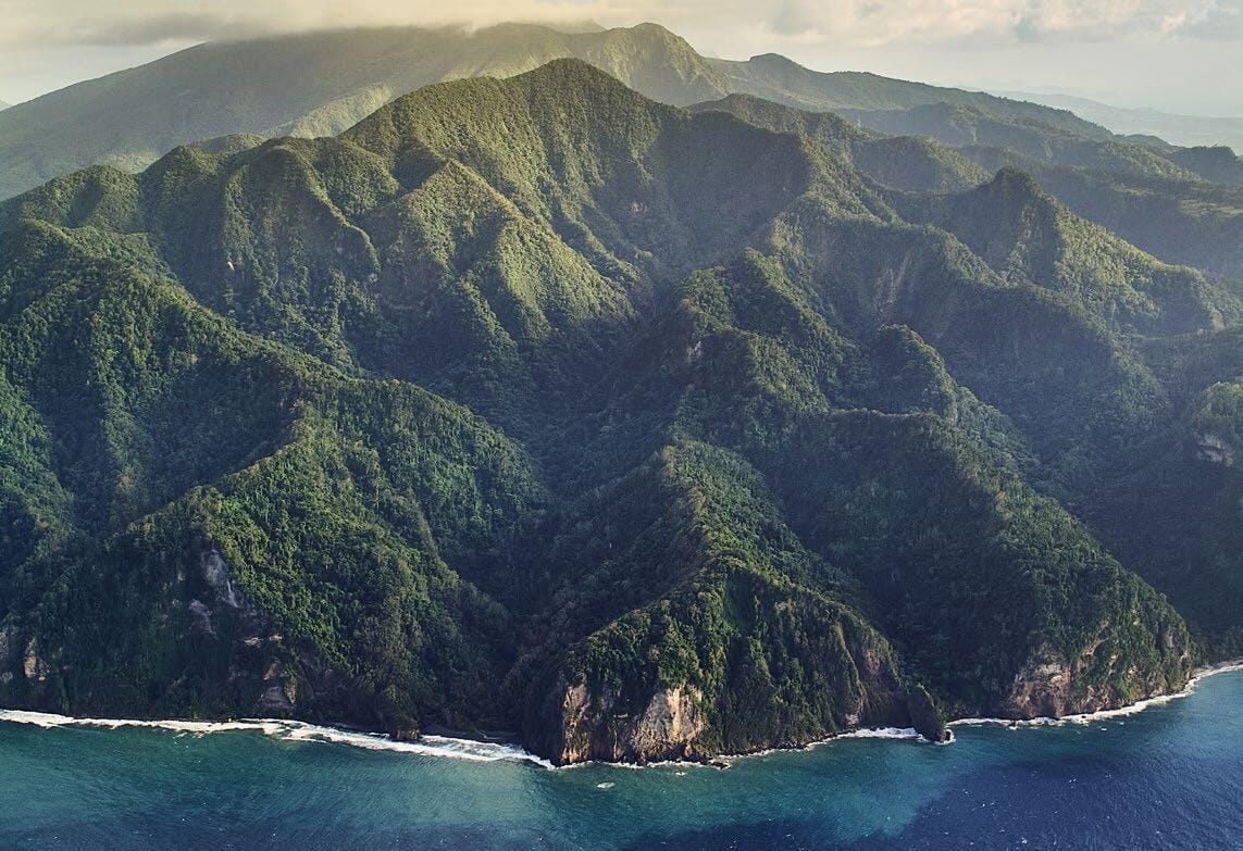 Survol du nord de la Martinique - entre mer et montage