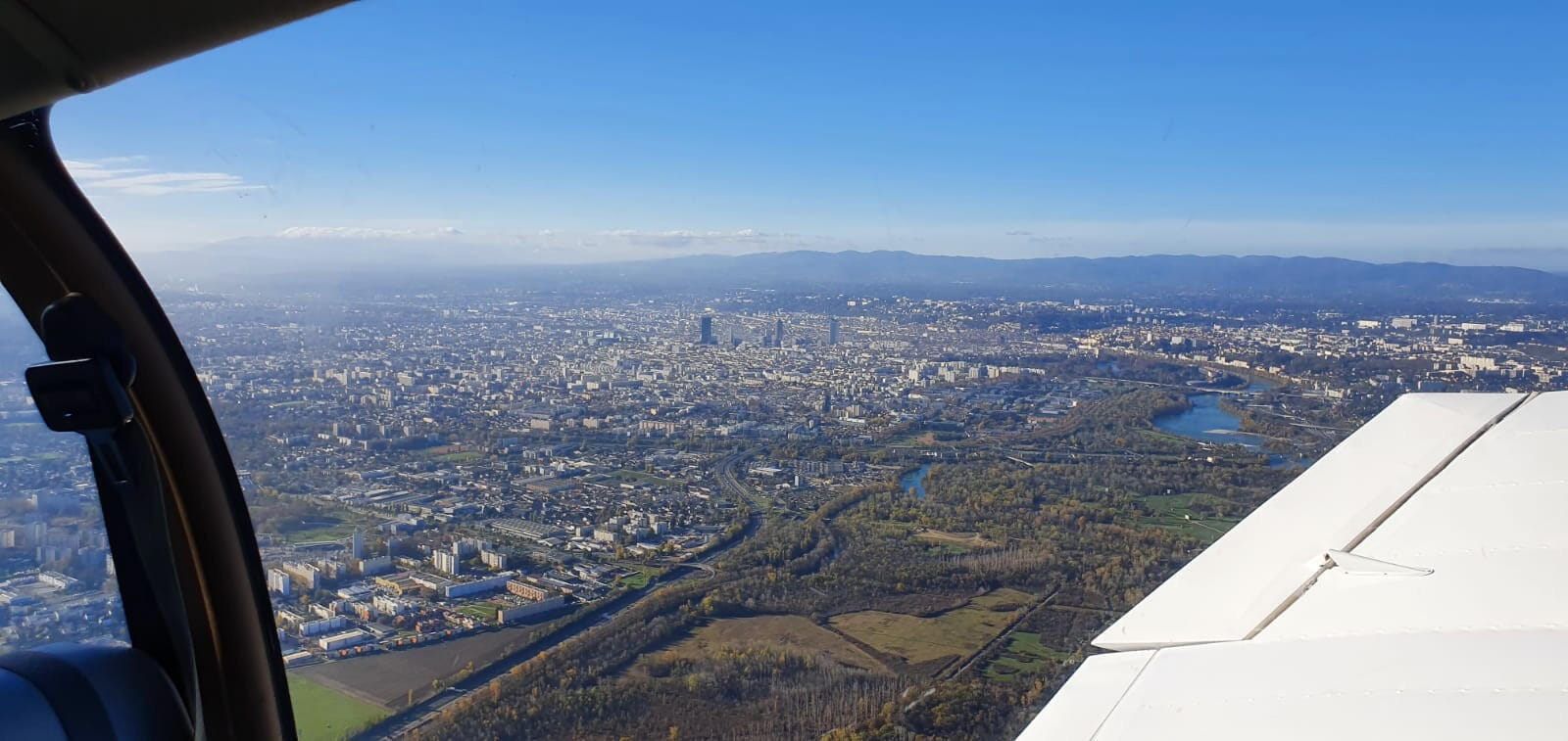 Vue de Lyon depuis le parc de Miribel