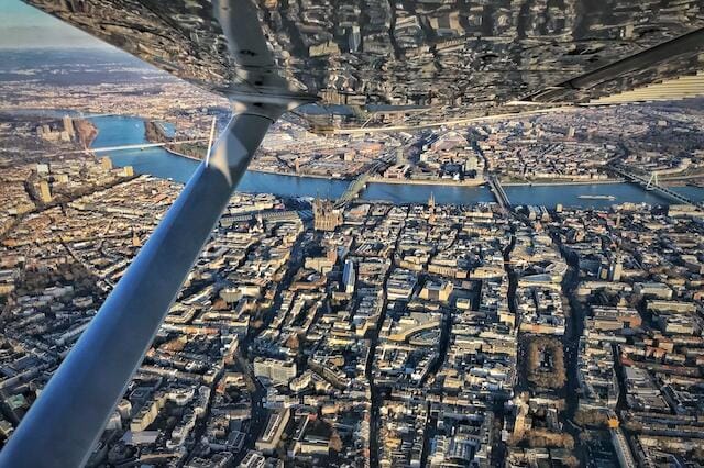 Panoramaflug über Köln: Dom, Rhein und Rheinmetropole aus der Luft erleben