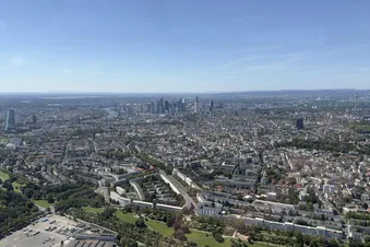 Die europäische Zentralbank (links) und die Frankfurter Skyline