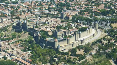 Châteaux Cathares et lacs autour de la cité de CARCASSONNE