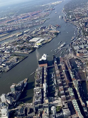 Von Lübeck nach Hamburg mit toller Sicht über die Stadt