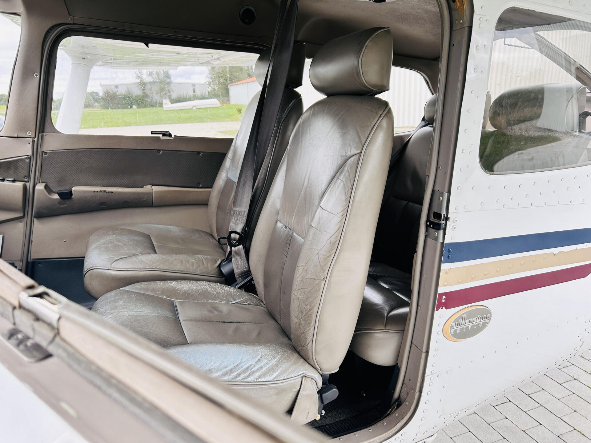 Cessna 172S Kabine (vordere Sitze werden zum Fliegen nach vorne gefahren)