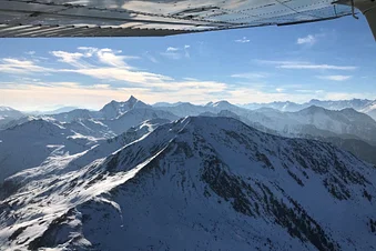 Flug über dem Alpenkamm