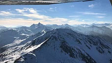 Flug über dem Alpenkamm
