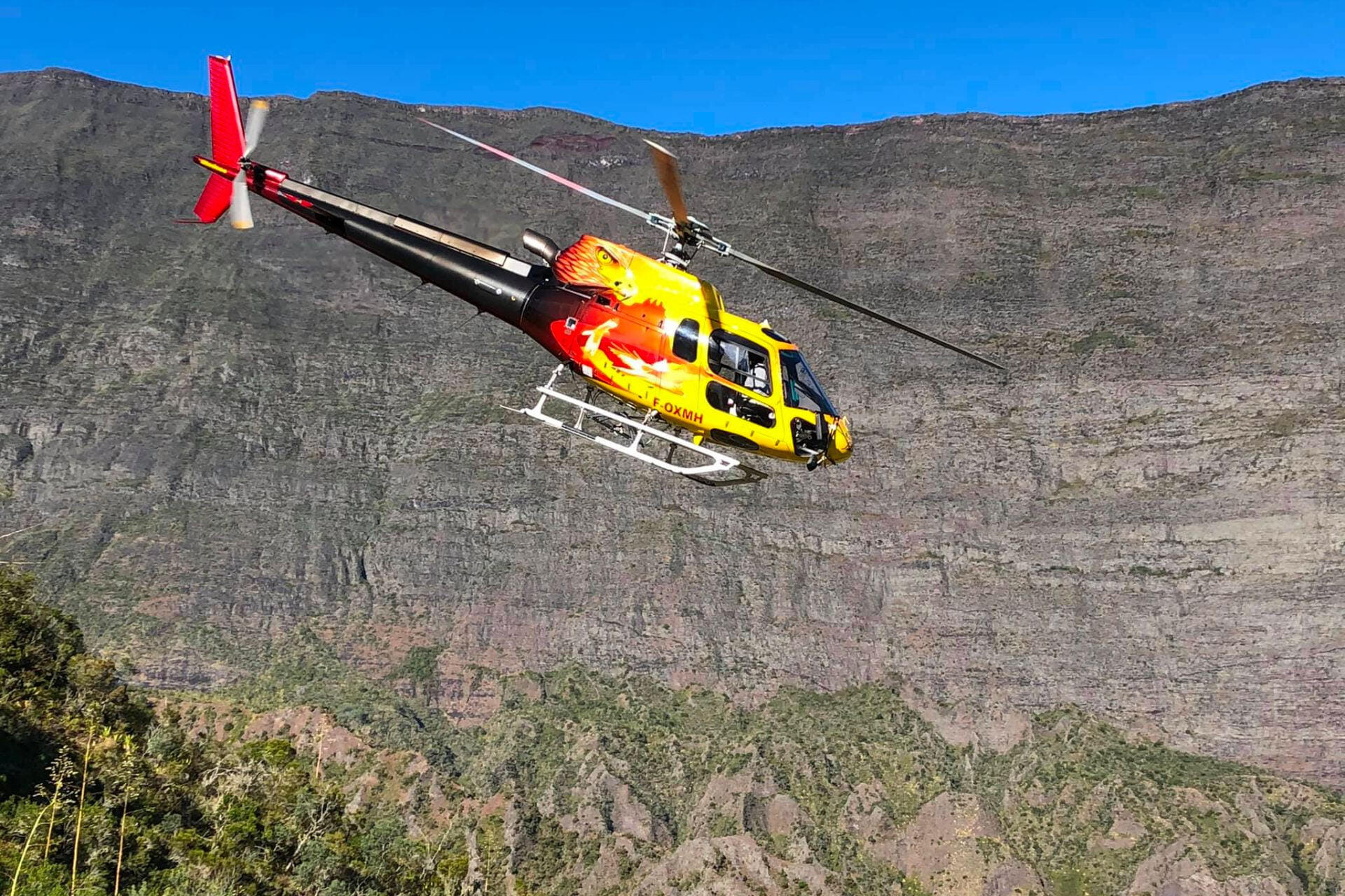 Découvrir les 3 Cirques et Cascades en Hélicoptère