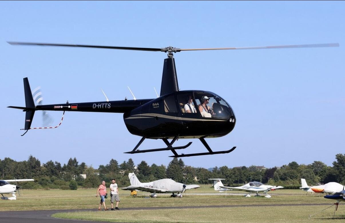 Robinson R44 im Landeanflug
