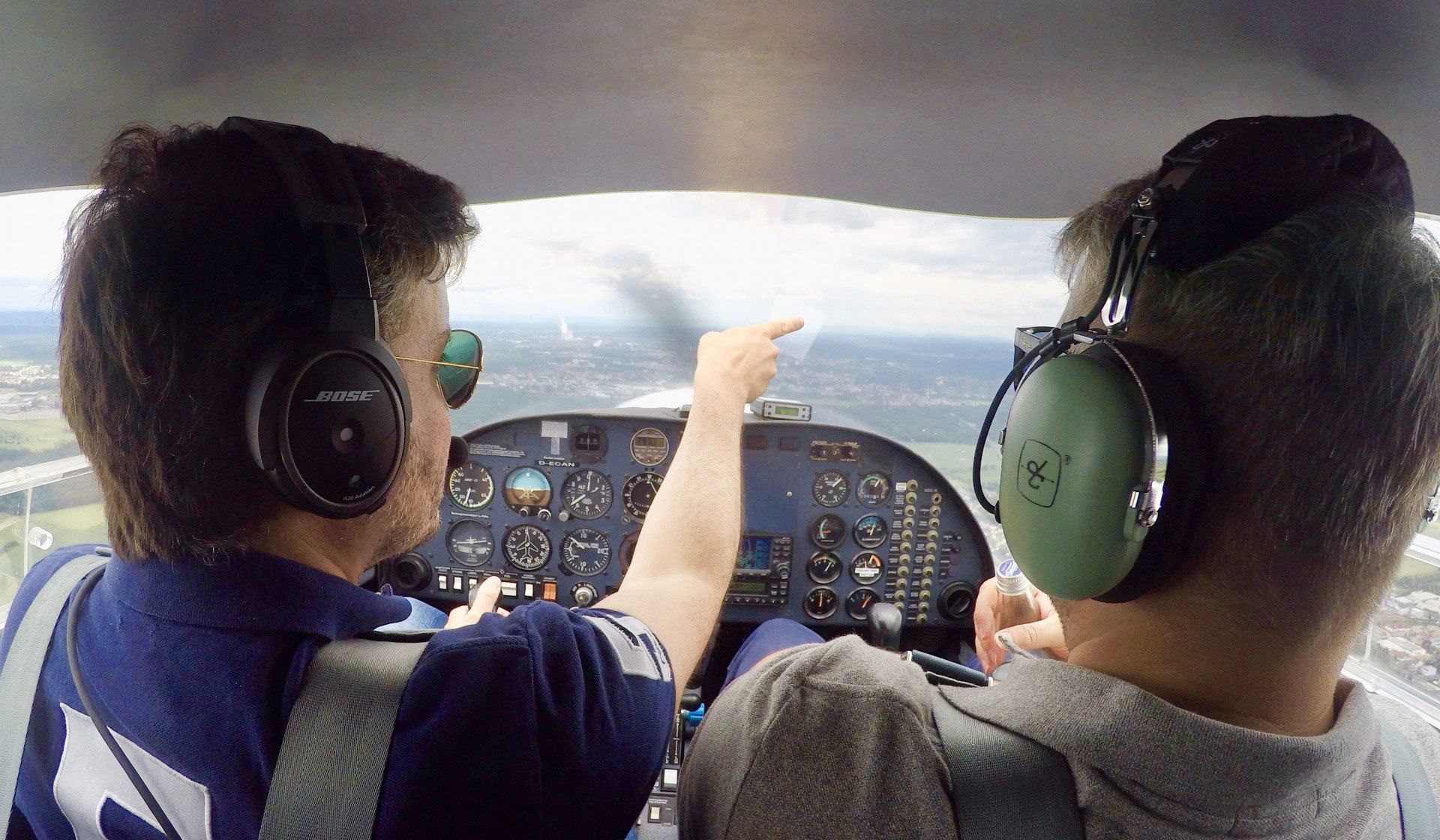 Ein Rundflug über den Taunus mit Blick auf die Skyline