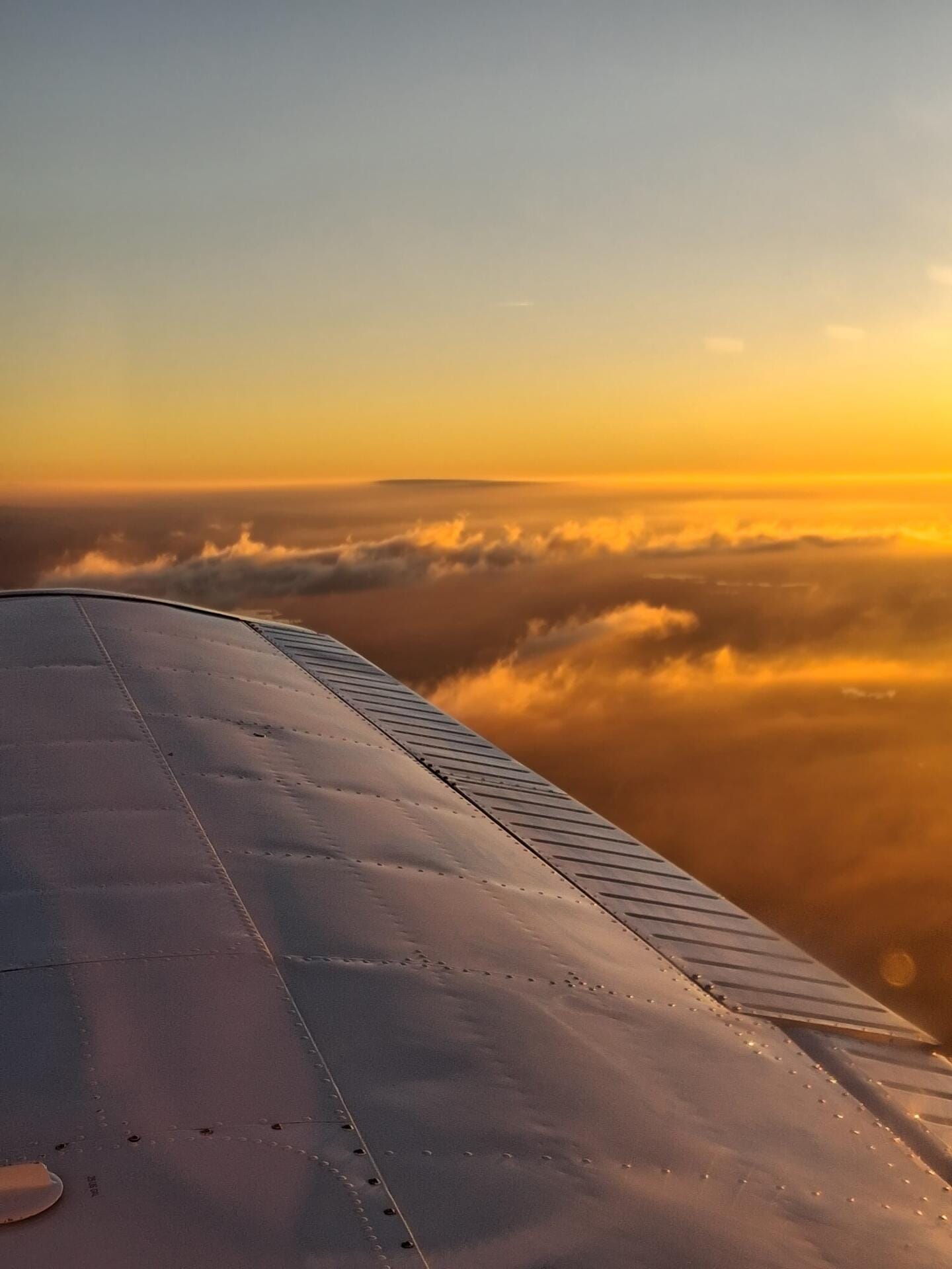 Ciel en feu sur les montagnes : vol crépusculaire .
