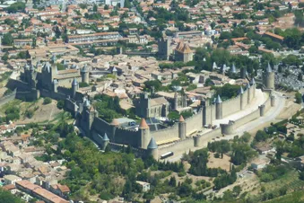 Châteaux Cathares et lacs autour de la cité de CARCASSONNE