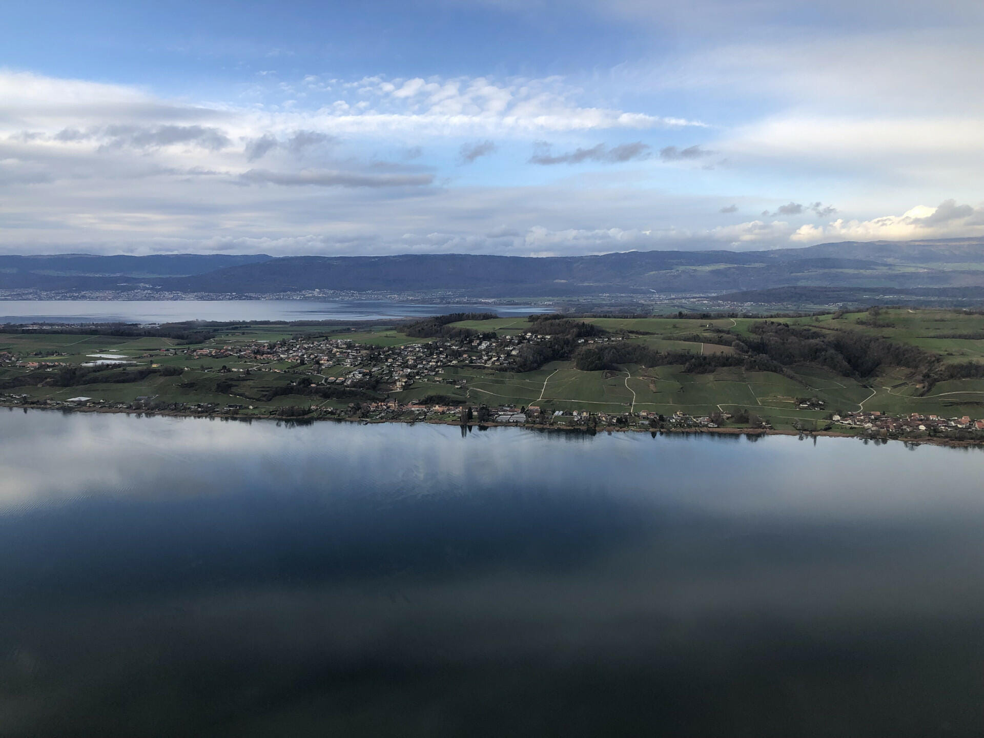 Über dem Murtensee Richtung Neuchâtel