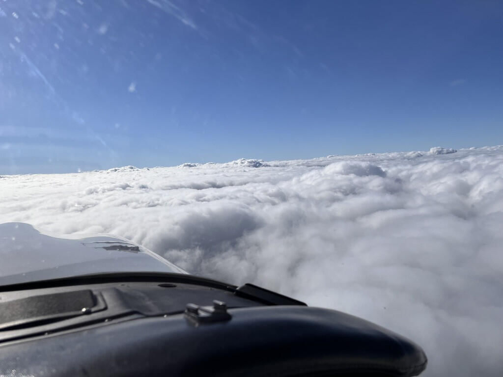 je nach Wetter ist auch das Fliegen über Wolken möglich