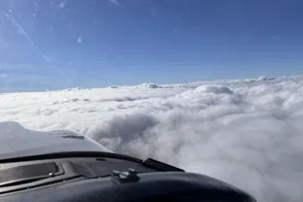 je nach Wetter ist auch das Fliegen über Wolken möglich