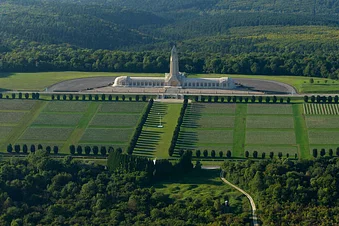 Survol de Verdun, des champs de bataille et du memorial