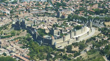 Châteaux Cathares et lacs autour de la cité de CARCASSONNE