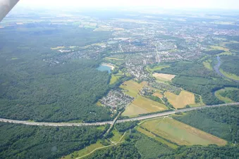 Blick auf Dessau mit Mosigkauer Heide und BAB A9, rechts die Mulde