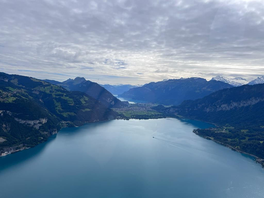 Thunersee Rundflug im R22 mit Apero Hotel Meielisalp