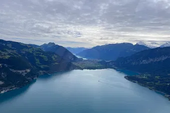 Thunersee Rundflug im R22 mit Apero Hotel Meielisalp