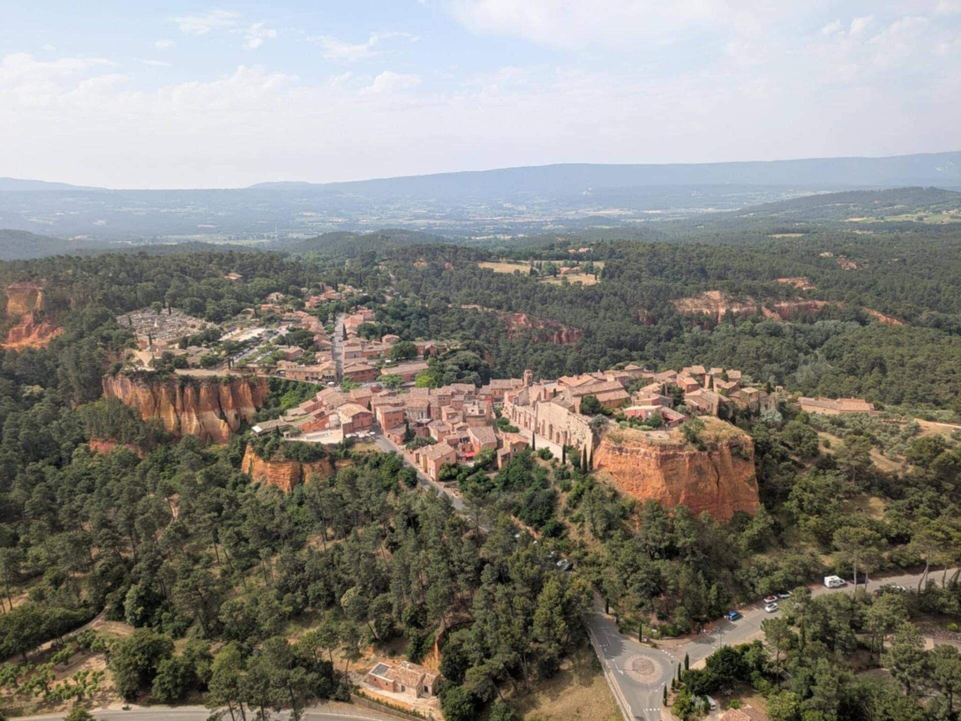 Survol du Luberon : villages perchés et ocres de Provence