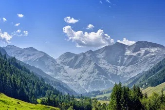 Entdecke die Alpen mit vielen Seen, Tälern und Berggipfeln