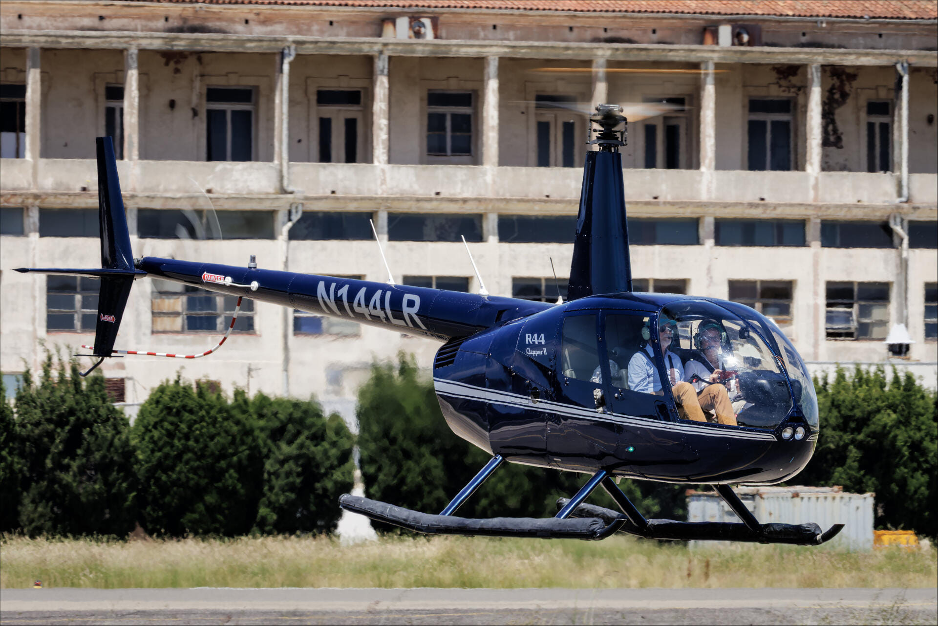 Robinson R44