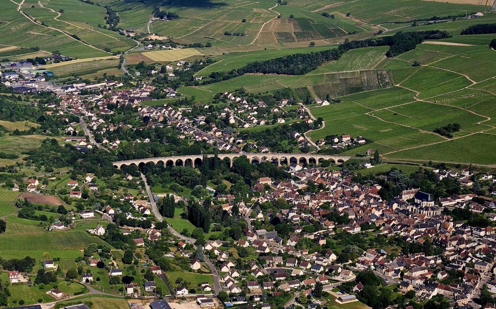 Survol du sancerre et du chateau de guedelon
