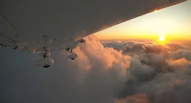 Sonnenaufgangs- oder Sonnenuntergangsflug