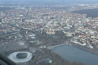 Stadion und Rathaus der Stadt Hannover