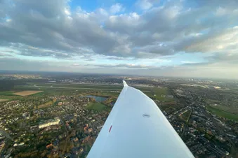 Rundflug über Düsseldorfer Flughafen, Altstadt und Rheinturm