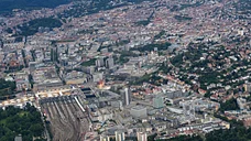 Stuttgarter Hauptbahnhof mit der City im Hintergrund
