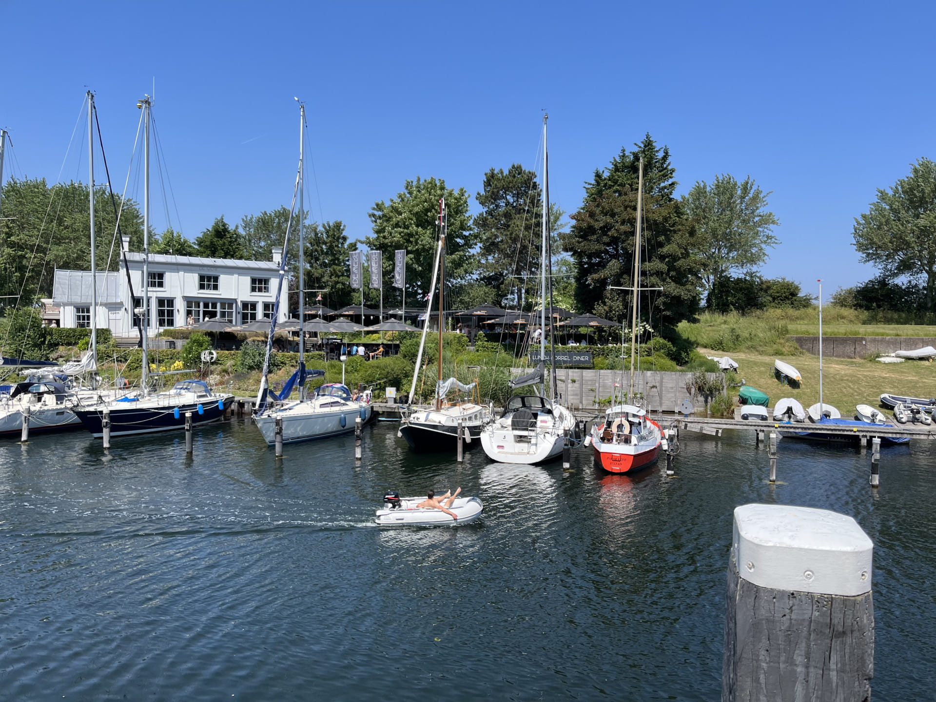 Der Hafen in Veere , und das Restaurant