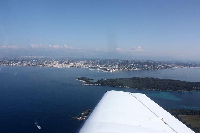 Cannes et son littoral depuis le ciel