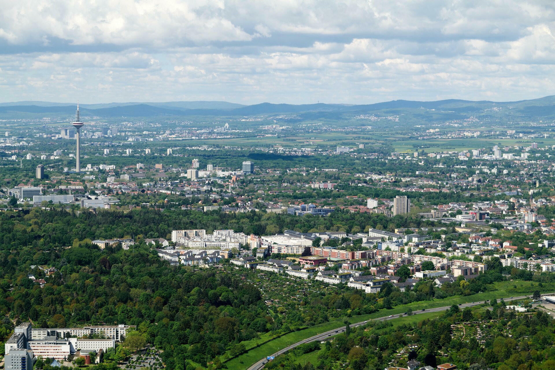 Frankfurt; ganz links der Fernsehturm